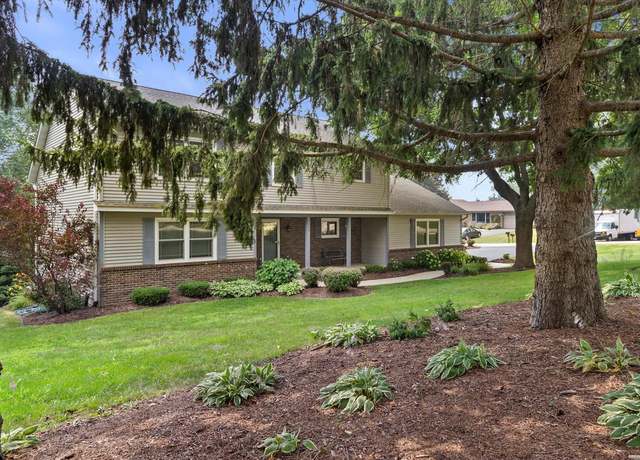Property at 3655 99th St, Pleasant Prairie, WI 53158, 4 beds, 3.5 baths