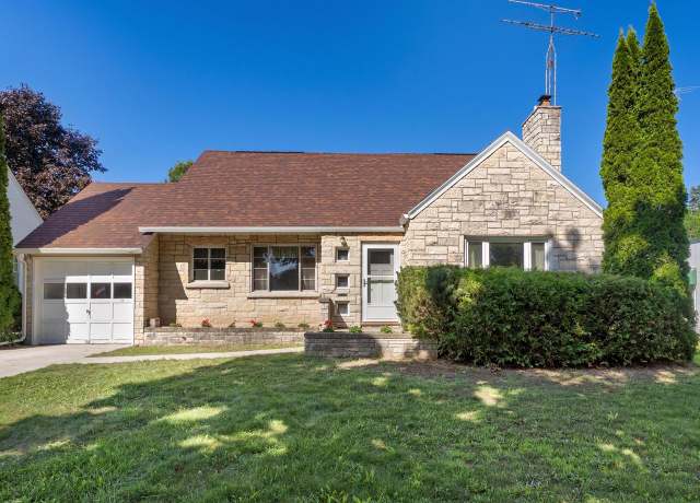 Property at 528 West Lawn Blvd, Manitowoc, WI 54220, 4 beds, 2 baths