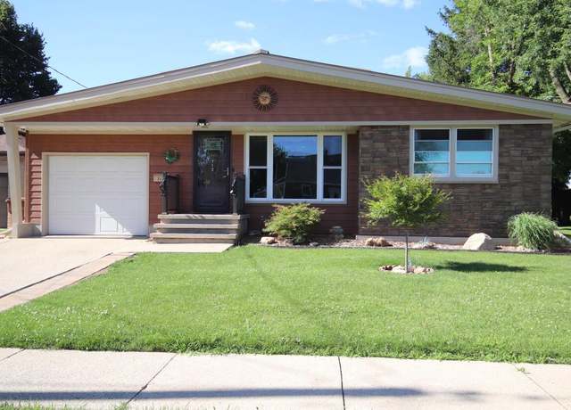 Property at 712 Lincoln St, Menasha, WI 54952, 3 beds, 1.5 baths