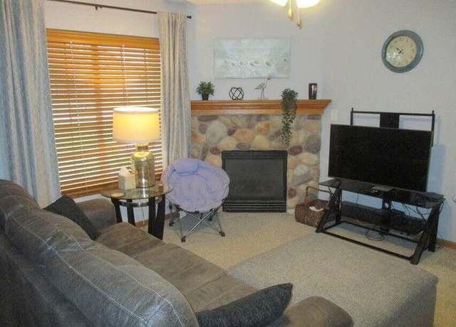 Property at 4784 W Maple Leaf Cir, Greenfield, WI 53220, 2 beds, 2 baths