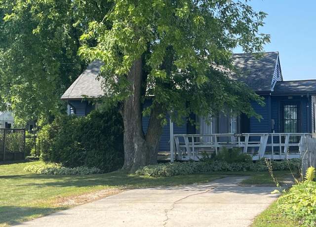 Property at 956 Circle Dr, Manitowoc, WI 54220, 2 beds, 1 bath