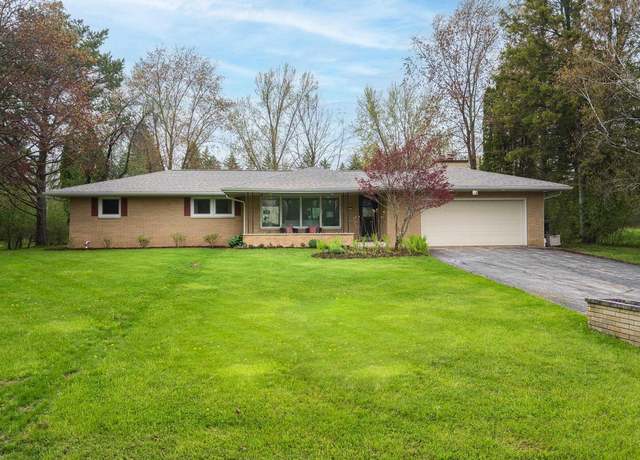 Property at 1820 W Woodside Ln, Mequon, WI 53092, 4 beds, 2.5 baths