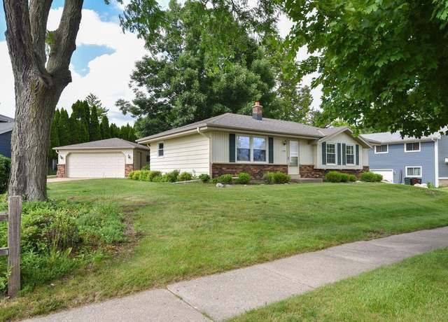 Property at 1520 Riverdale Dr, Oconomowoc, WI 53066, 3 beds, 1.5 baths