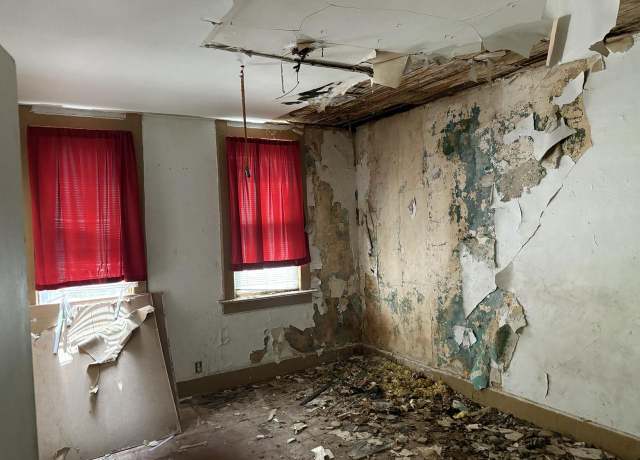 Property at 112 W Hadley St, Milwaukee, WI 53212, 2 beds, 1 bath