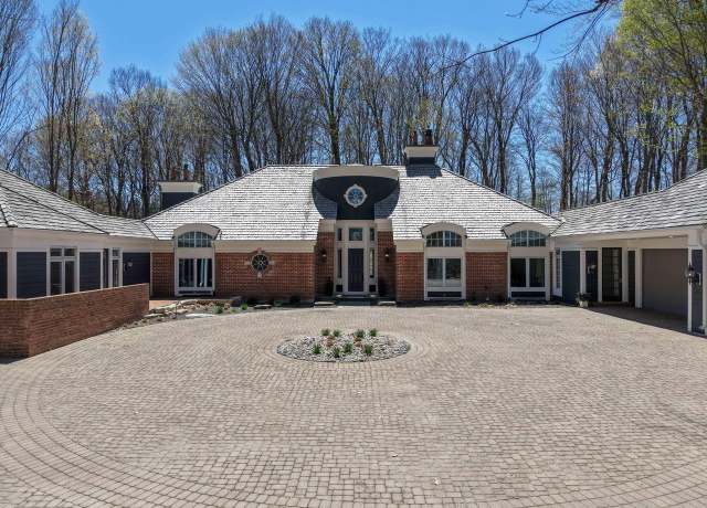 Property at 889 Horns Corners Rd, Cedarburg, WI 53012, 4 beds, 3.5 baths