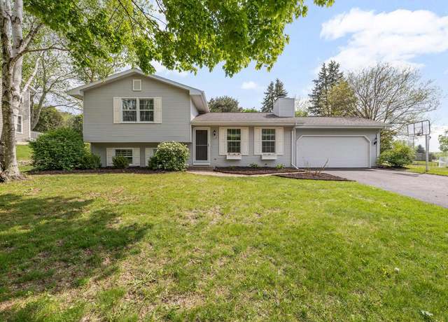 Property at 1039 Wellington Way, Hartland, WI 53029, 3 beds, 2 baths