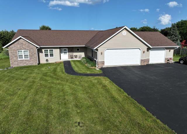 Property at 1522 Indian Hill Dr, Grafton, WI 53024, 3 beds, 2 baths