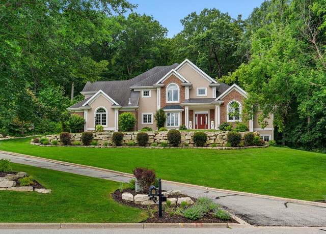 Property at 431 Country Club Ln, Onalaska, WI 54650, 6 beds, 4.5 baths