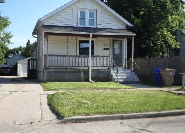 Property at 923 47th St, Kenosha, WI 53140, 3 beds, 1.5 baths