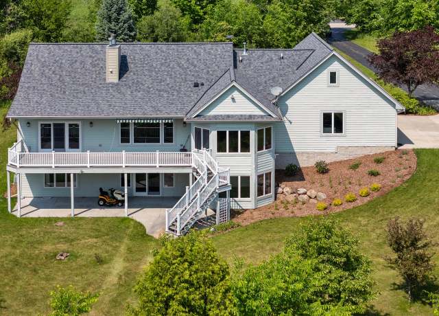 Property at 8623 Eagle Ridge Dr, Kewaskum, WI 53040, 3 beds, 2.5 baths