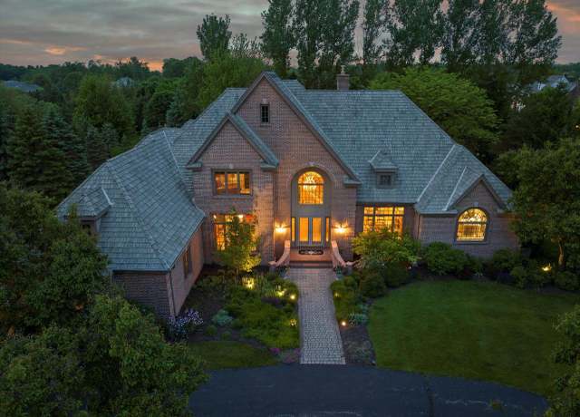 Property at 10625 N Pine Ridge Dr, Mequon, WI 53092, 5 beds, 5.5 baths