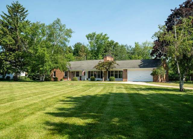 Property at 118 W Highview Dr, Mequon, WI 53092, 3 beds, 2 baths