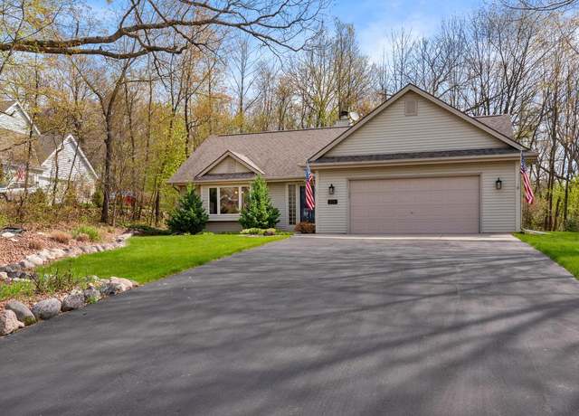 Property at W241N7522 N Woodsview Dr, Sussex, WI 53089, 3 beds, 2.5 baths