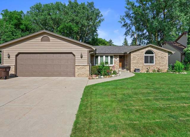 Property at 5140 S Honey Creek Dr, Greenfield, WI 53221, 3 beds, 3 baths