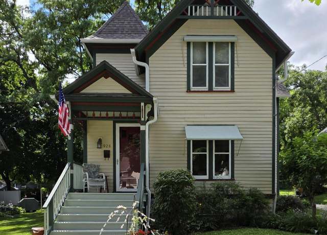 Property at 928 Oakland Ave, Waukesha, WI 53186, 3 beds, 1 bath