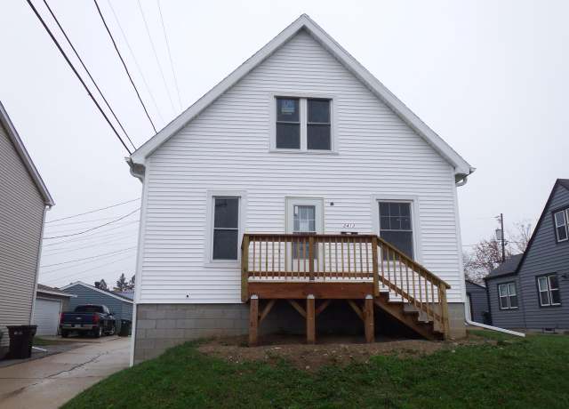 Property at 2413 14th Ave, South Milwaukee, WI 53172, 3 beds, 1 bath