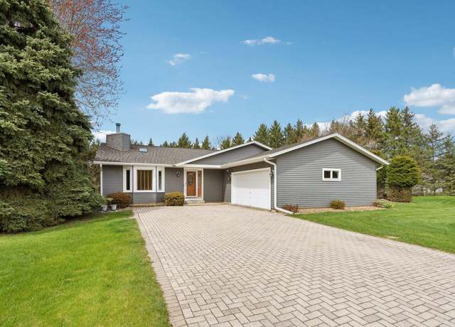 Property at W339N6567 Loghouse Cir, Oconomowoc, WI 53066, 4 beds, 2 baths