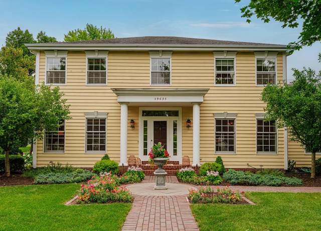 Property at 19635 Avondale Dr, Brookfield, WI 53045, 3 beds, 2.5 baths