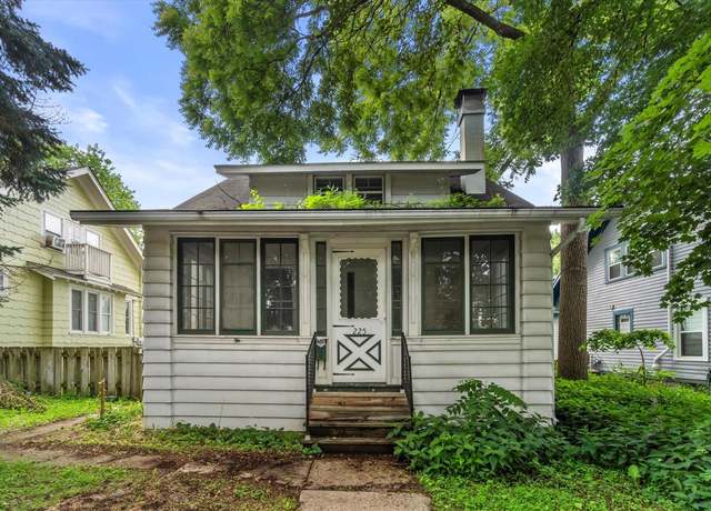 Property at 225 Wilson Ave, Waukesha, WI 53186, 3 beds, 1.5 baths
