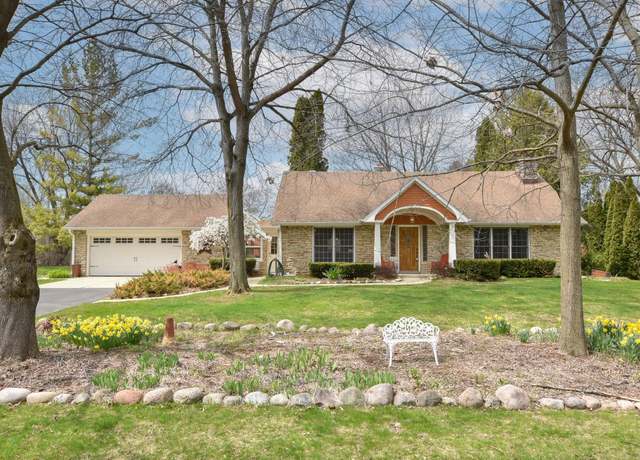 Property at 171 Highview Dr, Cedarburg, WI 53012, 4 beds, 3.5 baths