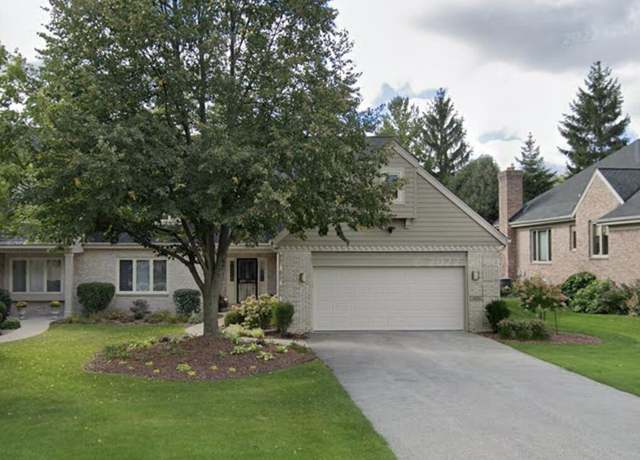 Property at 2635 W Lake Park Ct, Mequon, WI 53092, 3 beds, 2.5 baths