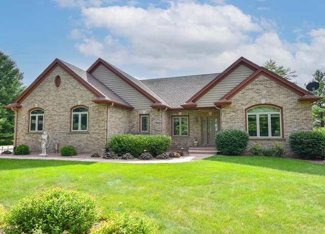 Property at 7135 Mullaney Ct, Hartford, WI 53027, 4 beds, 3.5 baths