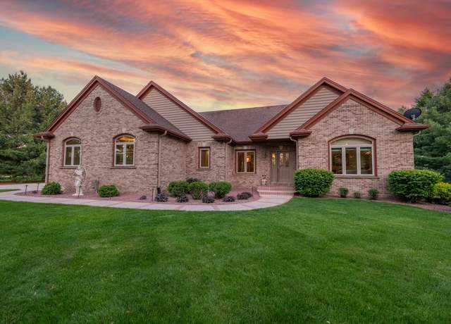 Property at 7135 Mullaney Ct, Hartford, WI 53027, 4 beds, 3.5 baths