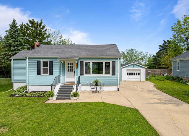 Property at 3151 E Barry Dr, Lake Geneva, WI 53147, 4 beds, 2 baths
