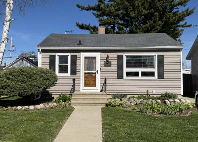 Property at 2921 24th Ave, Kenosha, WI 53140, 2 beds, 2 baths