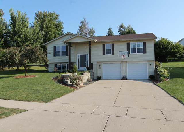 Property at 433 S Creek Dr, Elkhorn, WI 53121, 3 beds, 2.5 baths