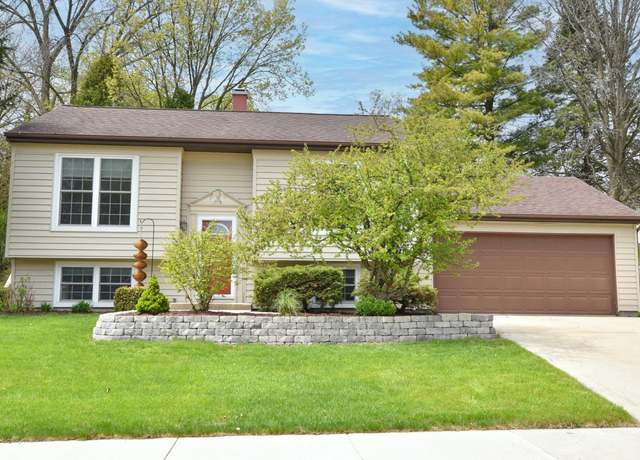 Property at 1885 Blackhawk Dr, Grafton, WI 53024, 3 beds, 2 baths