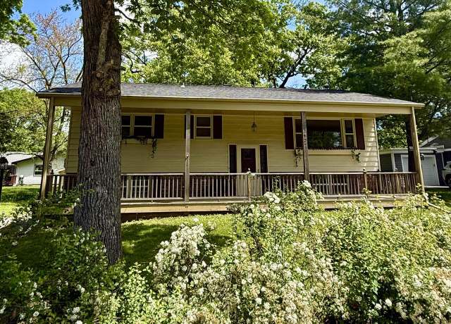 Property at 442 Forest Dr, Fontana, WI 53125, 3 beds, 1.5 baths