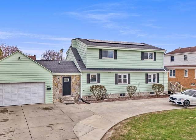 Property at 812 S 121st St, West Allis, WI 53214, 5 beds, 3 baths