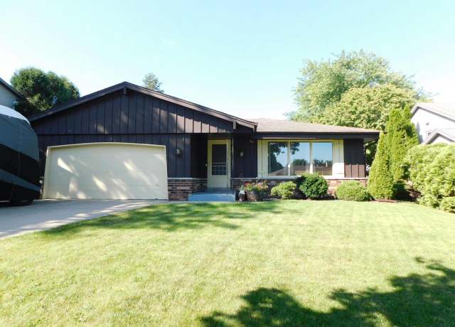 Property at 513 Partridge Ct, Pewaukee, WI 53072, 3 beds, 1.5 baths