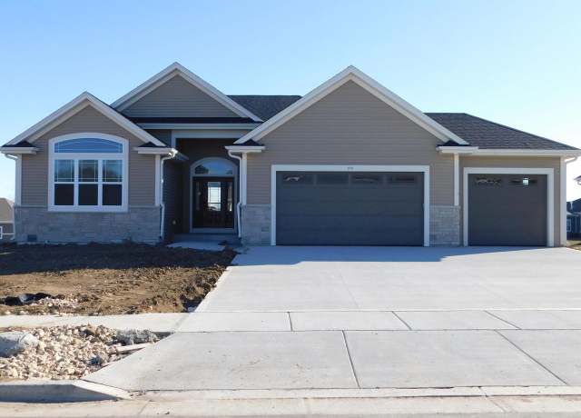 Property at 828 Kohlwey Dr, Grafton, WI 53024, 3 beds, 2 baths