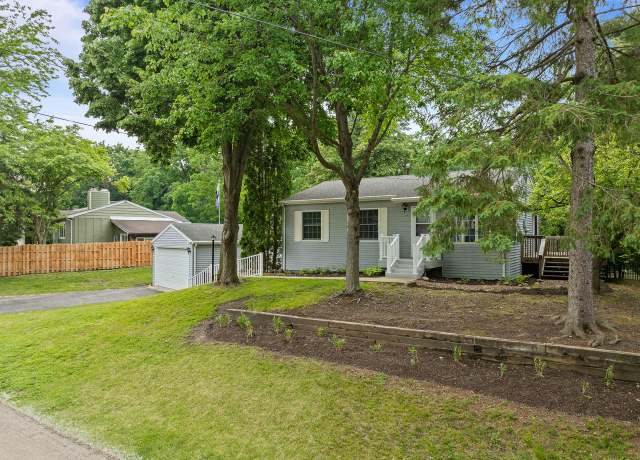 Property at 438 Sylvan Dr, Fontana, WI 53125, 3 beds, 2 baths