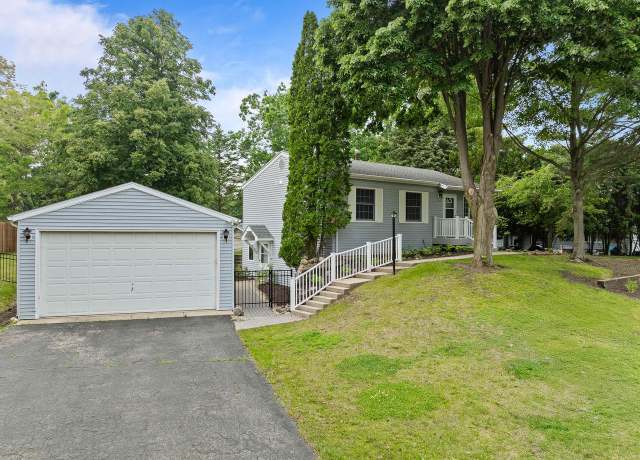 Property at 438 Sylvan Dr, Fontana, WI 53125, 3 beds, 2 baths
