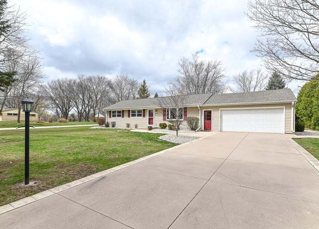Property at 16660 Golf Pkwy, Brookfield, WI 53005, 3 beds, 2 baths