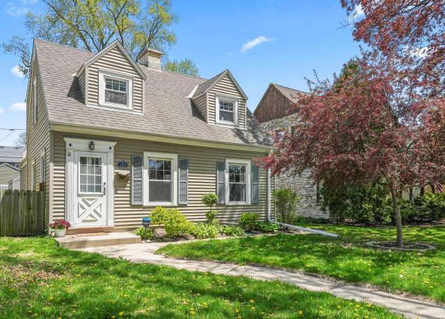 Property at 2744 N 74th St, Wauwatosa, WI 53210, 3 beds, 1.5 baths