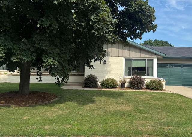 Property at 1221 Christopher Ct, Oconomowoc, WI 53066, 3 beds, 3 baths