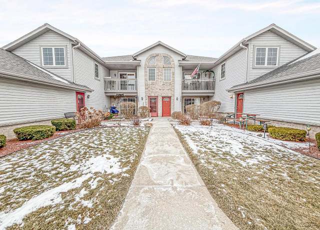 Property at 1083 Quinlan Dr Unit E, Pewaukee, WI 53072, 3 beds, 2 baths