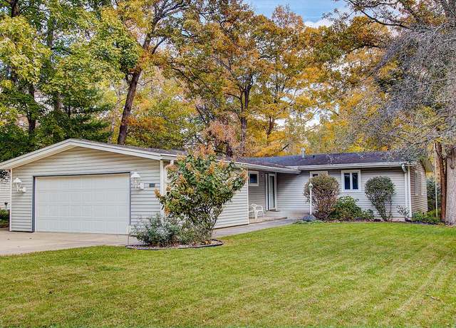 Property at 831 Sauganash Dr, Fontana, WI 53125, 3 beds, 2 baths
