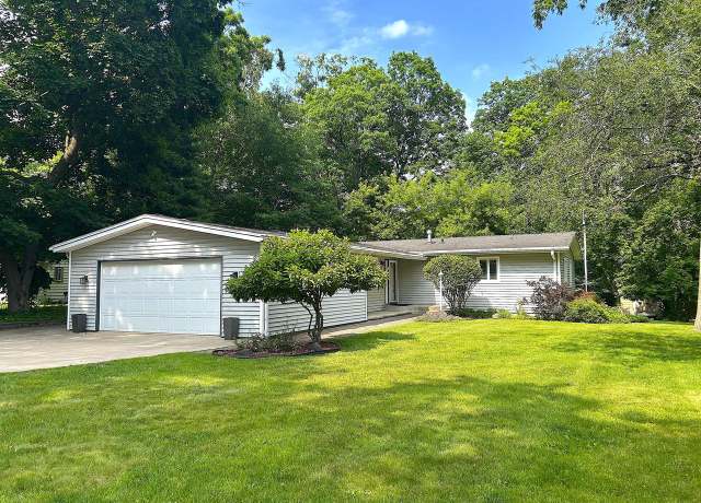 Property at 831 Sauganash Dr, Fontana, WI 53125, 3 beds, 2 baths