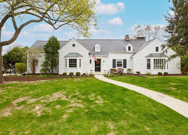 Property at 640 Hi View Ct, Elm Grove, WI 53122, 3 beds, 2.5 baths