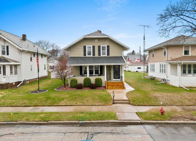 Property at 928 Lincoln Blvd, Manitowoc, WI 54220, 3 beds, 1.5 baths