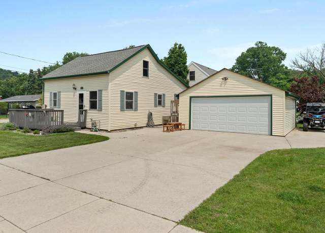 Property at 513 N 41st St, Manitowoc, WI 54220, 3 beds, 1 bath