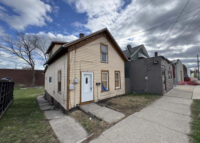 Property at 1517 12th St, Racine, WI 53403, 3 beds, 2 baths