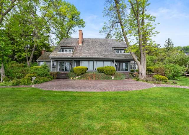 Property at 7954 N Beach Dr, Fox Point, WI 53217, 4 beds, 3.5 baths