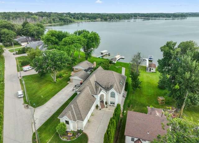 Property at 6116 S Bay Rd, Hartford, WI 53027, 4 beds, 3.5 baths