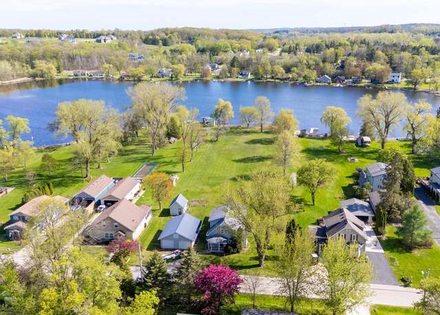 Property at 3559 North Shore Dr, Hubertus, WI 53033, 3 beds, 2 baths